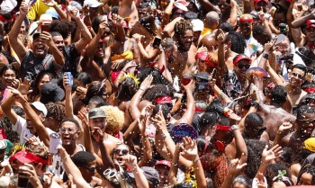 Bailes da Cinelândia transformam o centro do Rio com shows ao vivo