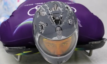 Ucraniano homenageia atletas mortos na guerra com imagens em capacete