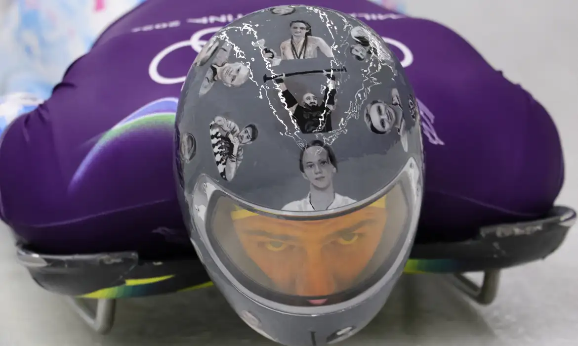 Ucraniano homenageia atletas mortos na guerra com imagens em capacete