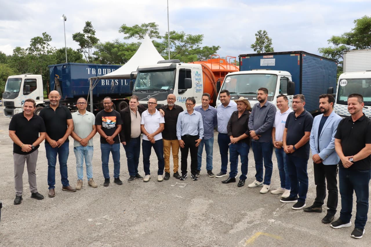 Prefeito assina contrato emergencial com nova empresa para serviço de coleta de lixo