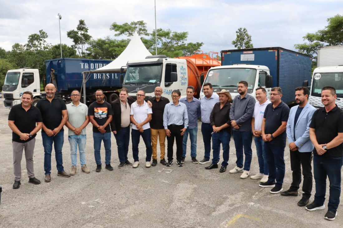 Prefeito assina contrato emergencial com nova empresa para serviço de coleta de lixo