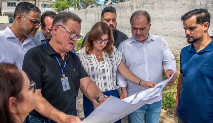 Mara Bertaiolli visita pavimentação da avenida América, na Chácara Guanabara