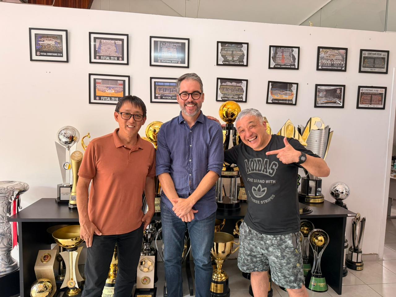 Vereador Artur Takayama visita Corinthians junto com técnico do Japão