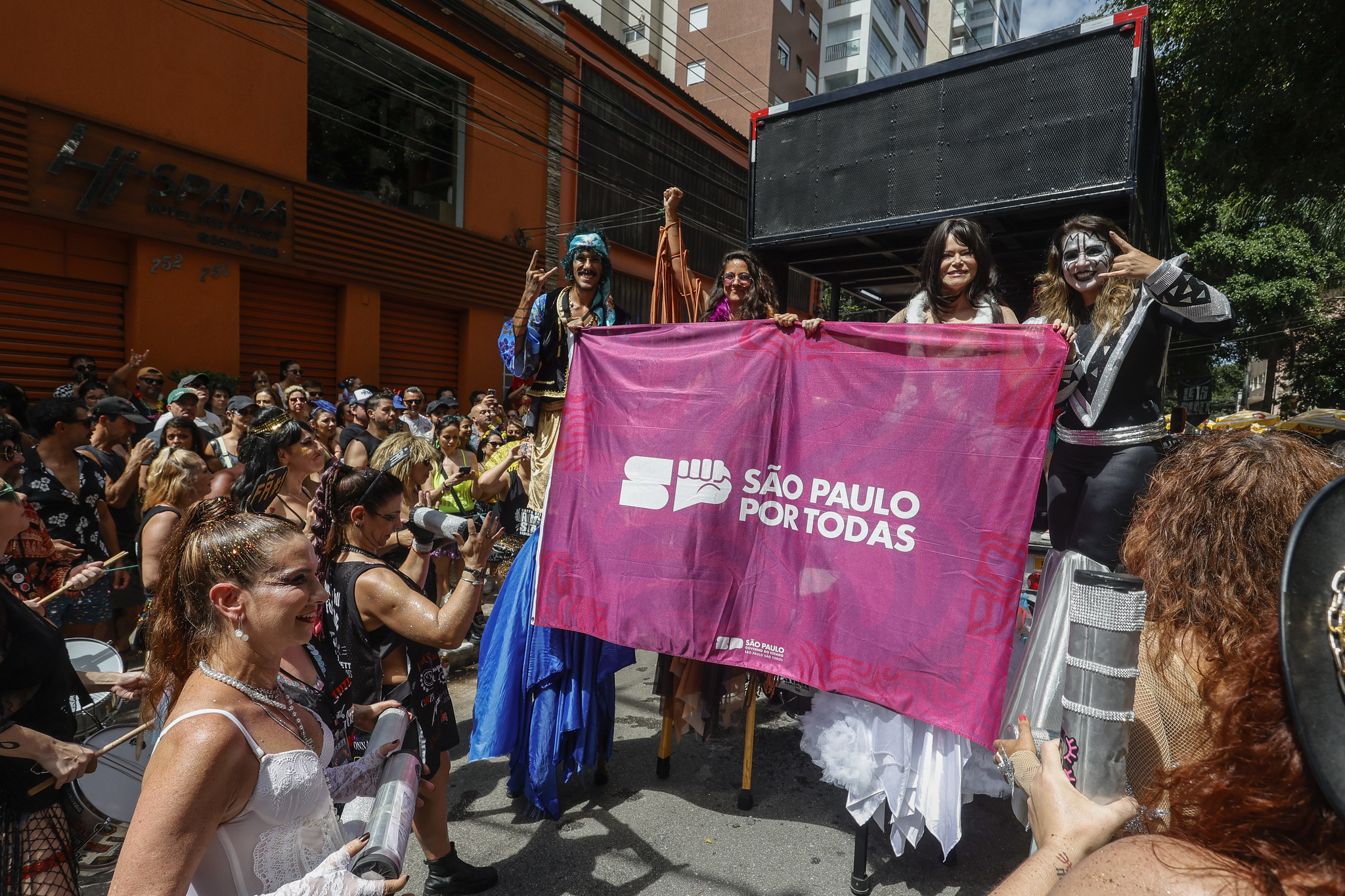 SP Por Todas: Governo de SP reforça proteção às mulheres do Sambódromo aos blocos