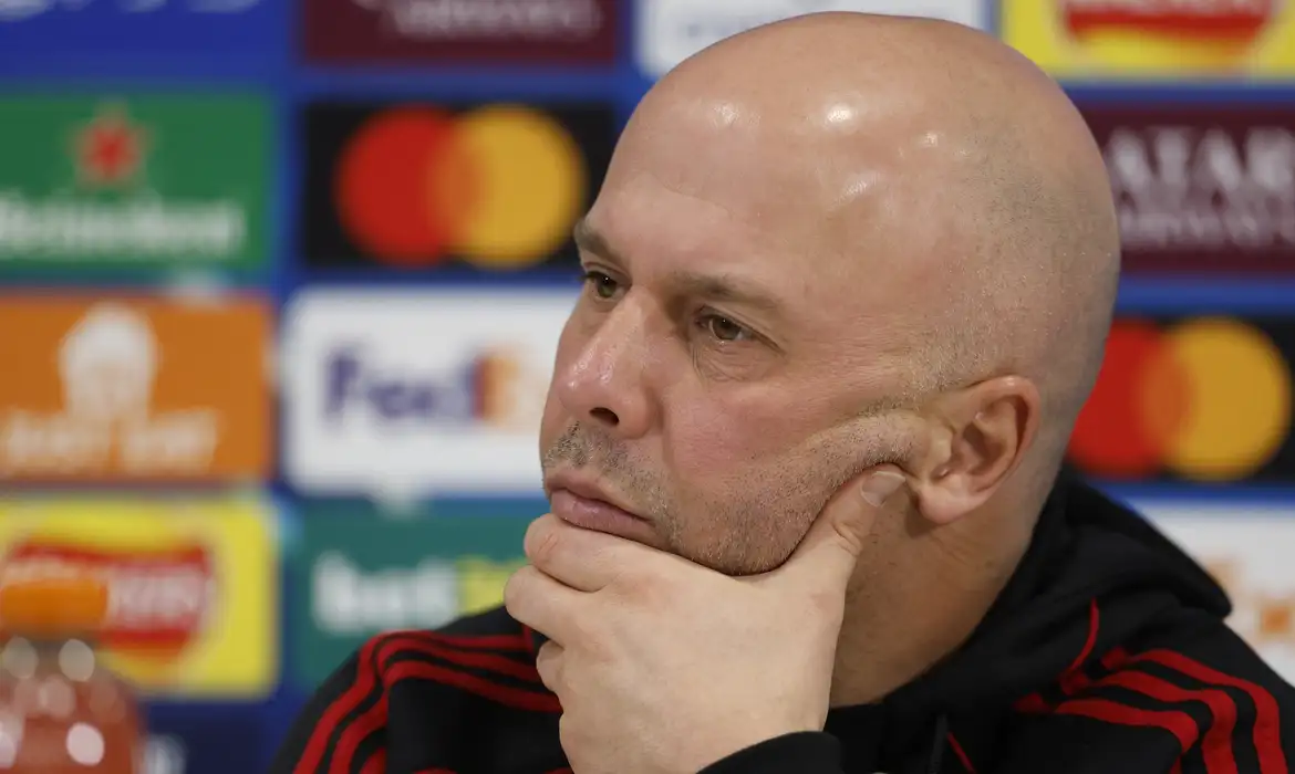 Arne Slot diz que futebol deve fazer mais para combater o racismo