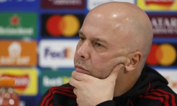 Arne Slot diz que futebol deve fazer mais para combater o racismo