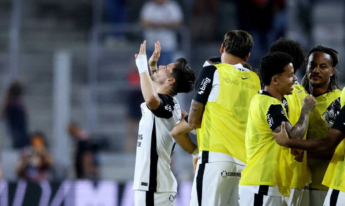 Corinthians é eficiente e derrota Athletico na Arena da Baixada