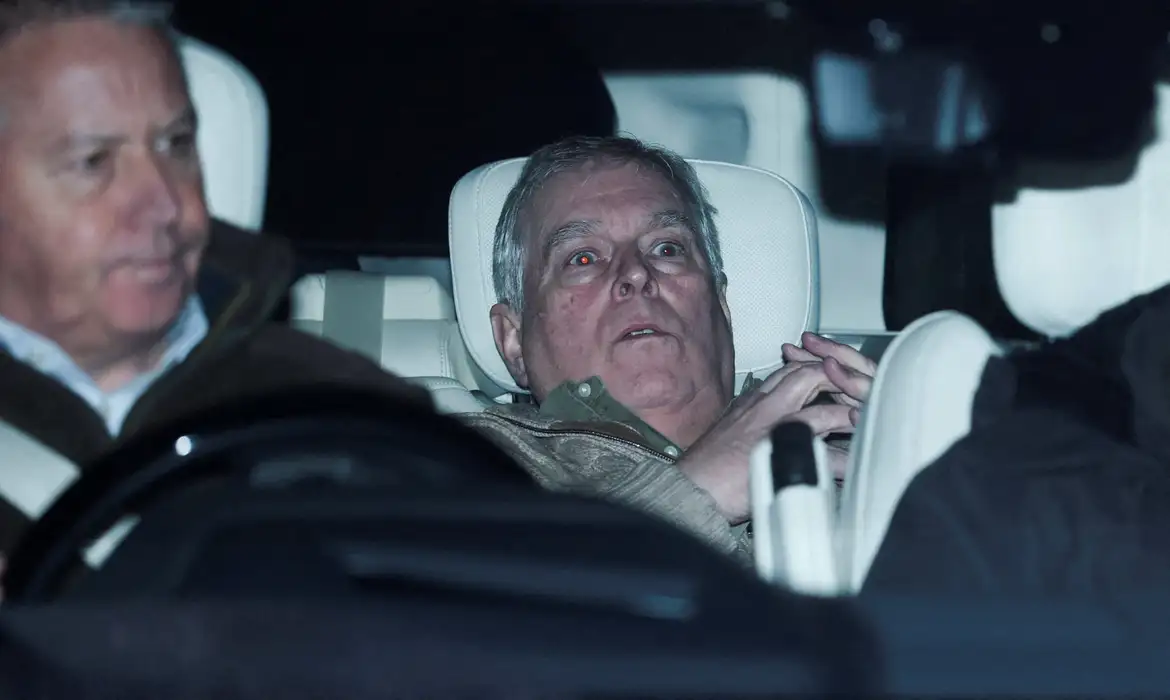 Polícia segue com buscas em mansão, após libertar ex-príncipe Andrew