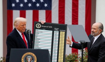 Trump diz que aumentará tarifa global de 10% para 15%