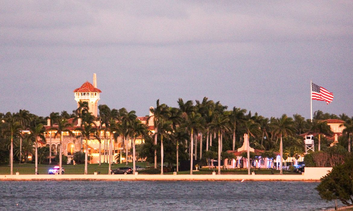 Homem armado que invadiu resort de Trump é morto por agentes