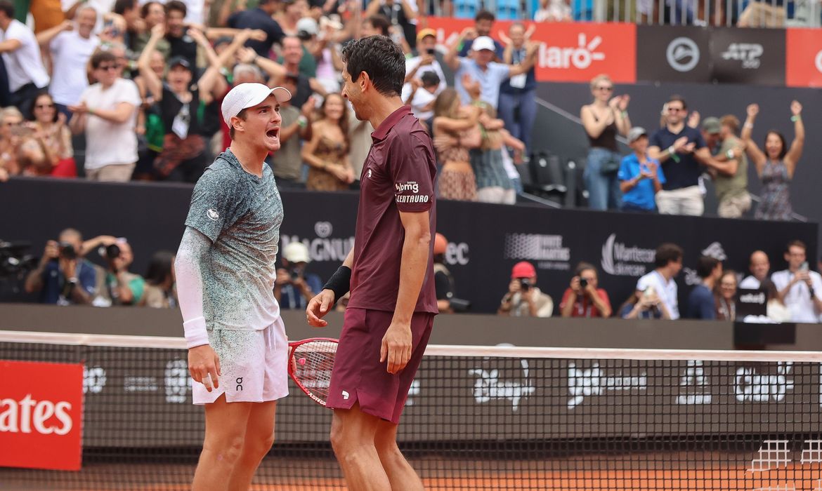João Fonseca e Marcelo Melo garantem título de duplas do Rio Open