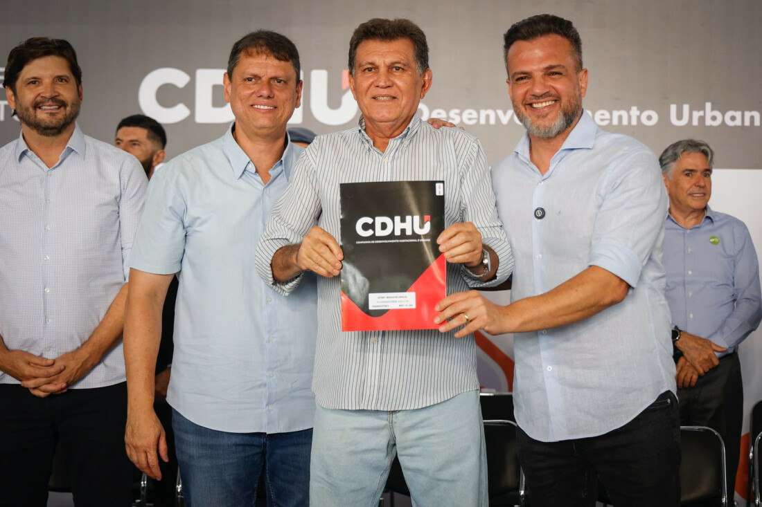 Governador entrega 1.190 matrículas e destaca apoio para melhoria viária em Itaquá