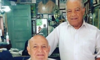 Morre o barbeiro que moldou o topete do Rei