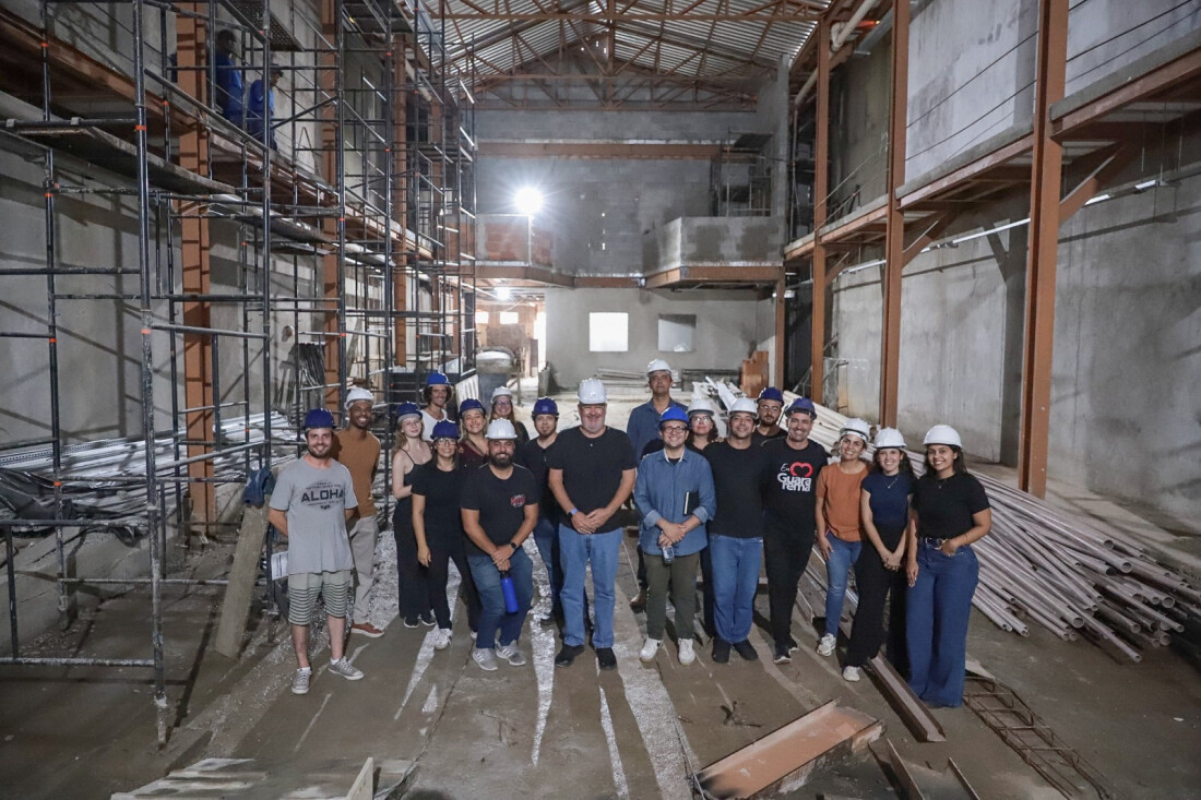 Prefeitura de Guararema recebe artistas em visita à obra do Teatro Municipal