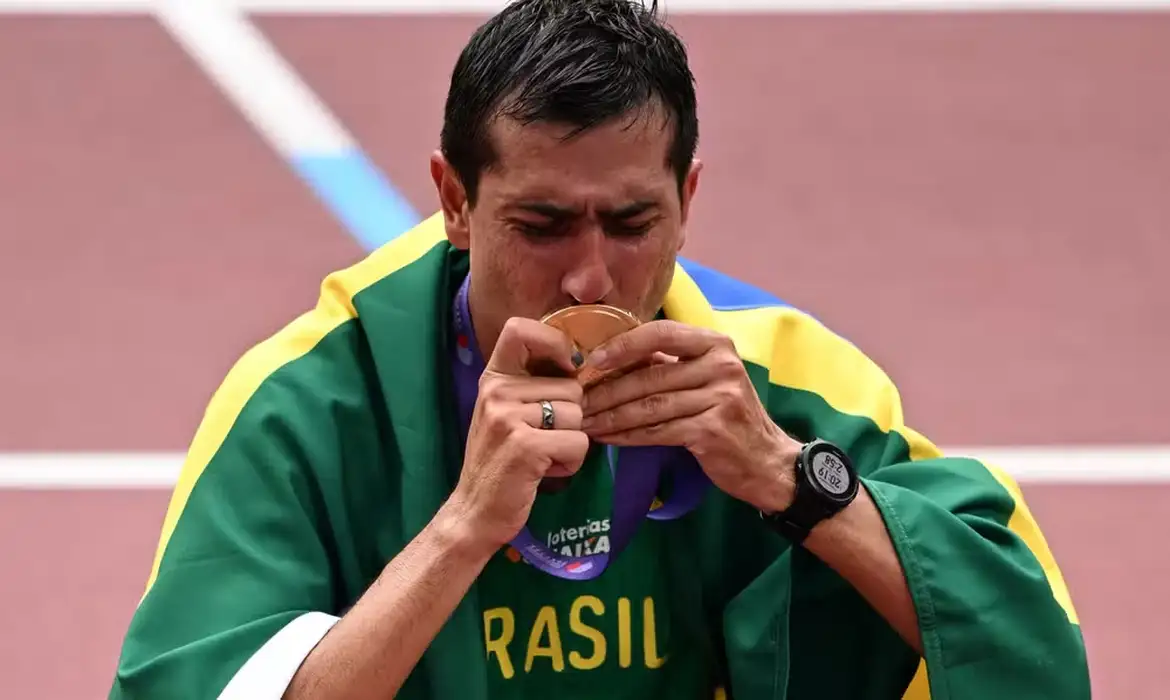 Caio Bonfim ganha prata em etapa mundial da marcha atlética na China