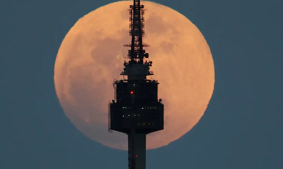 Começou na madrugada de hoje o fenômeno da Lua de Sangue