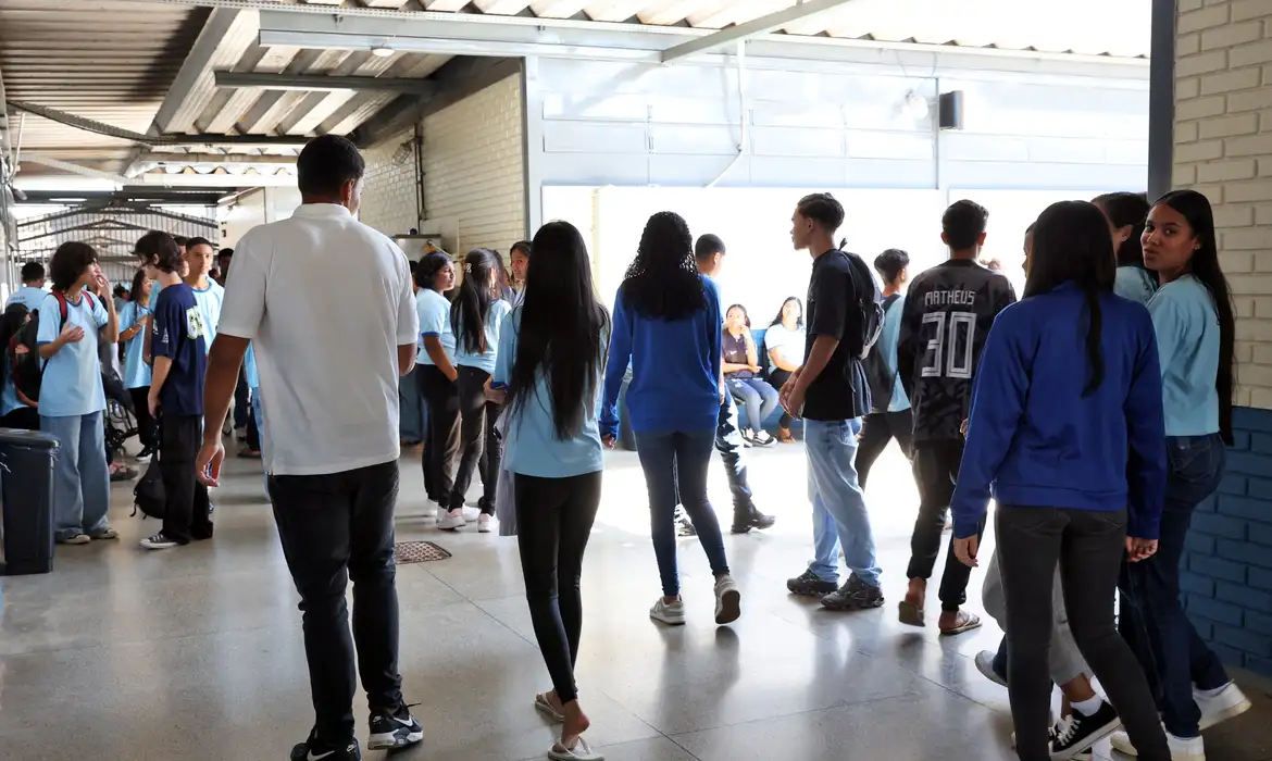 Pé-de-Meia paga incentivos a alunos nascidos em setembro e outubro