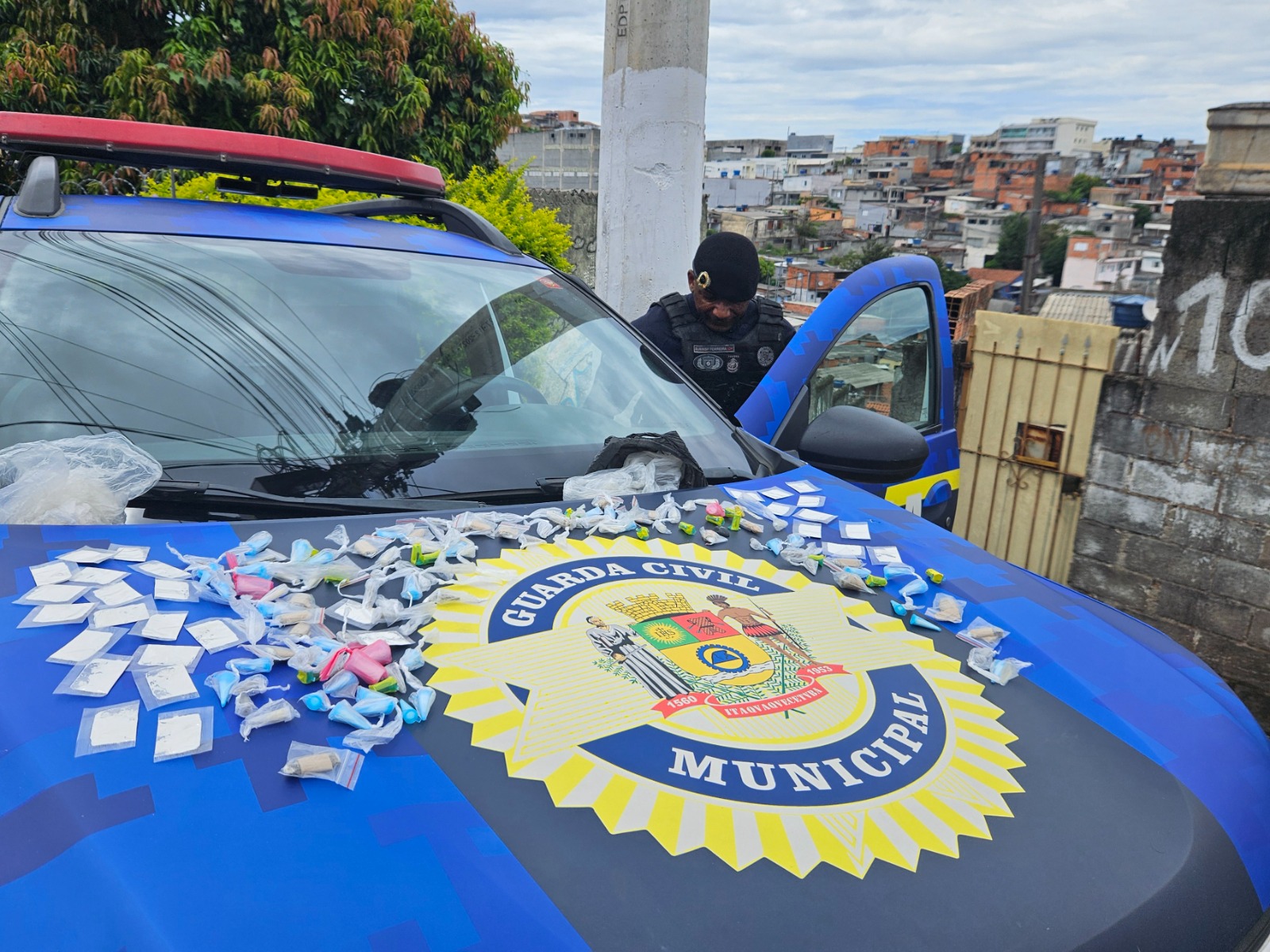 GCM de Itaquá desarticula duas casas-bomba e apreende 7,4 mil drogas