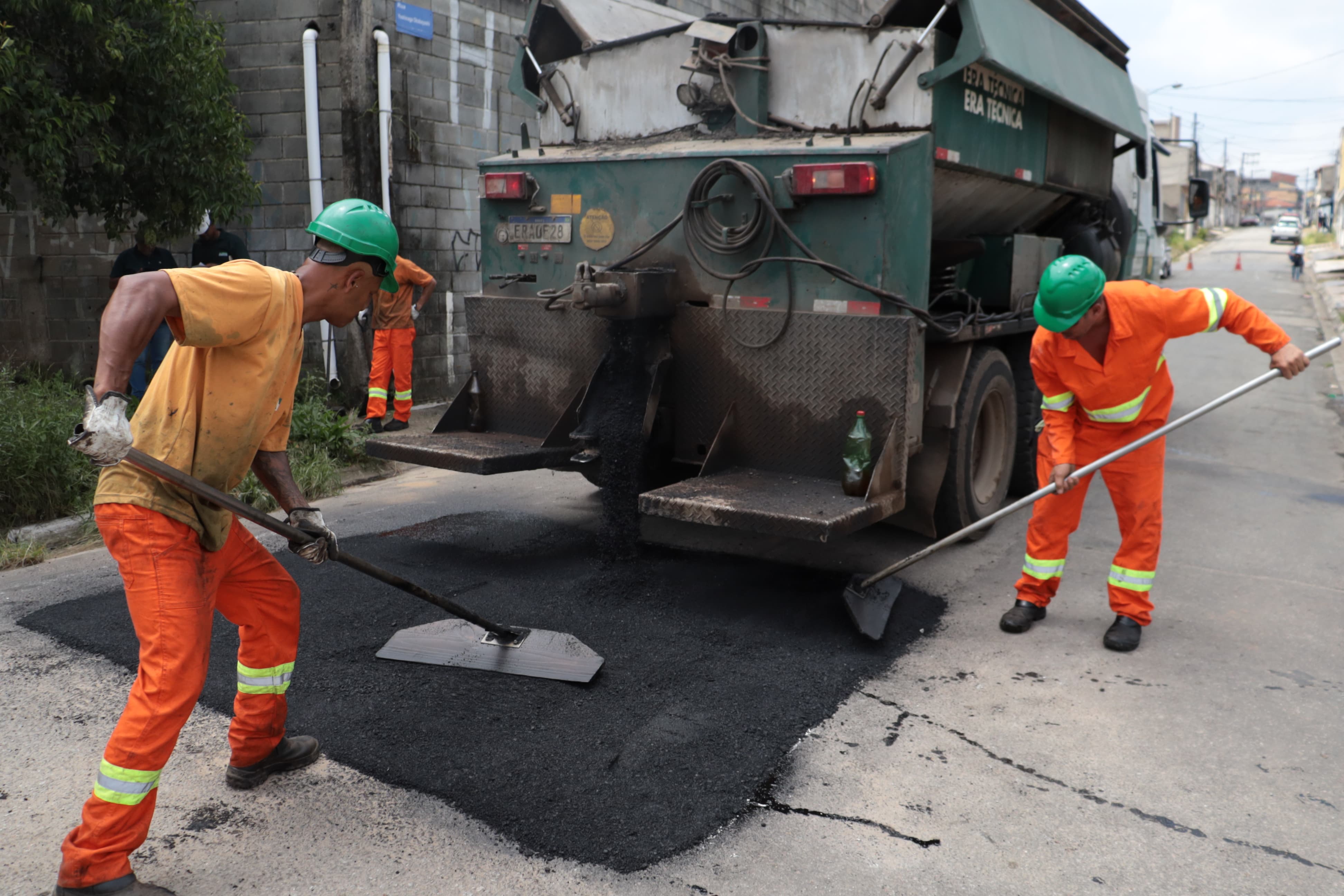 Com mais quatro caminhões, 'Tapa-Buraco' prevê até 1,2 mil reparos por mês