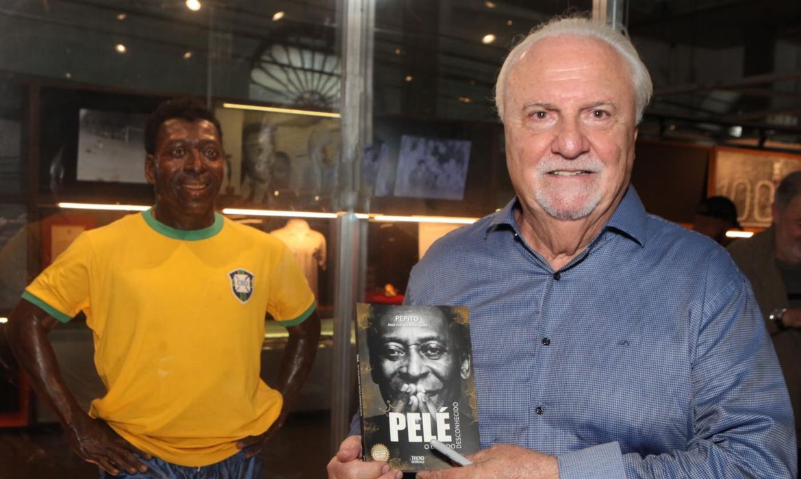 Em livro, melhor amigo afirma que “melhor Pelé” esteve fora de campo
