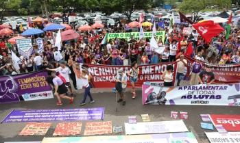 “Parem de nos matar”: exigem mulheres no 8 de março em Brasília