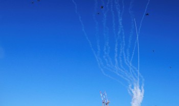 Irã dispara contra bases e navios apesar de ataques intensos da guerra