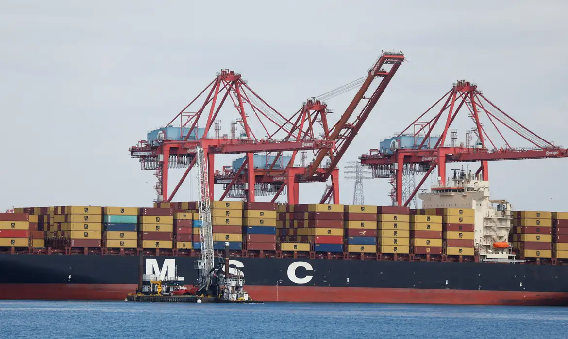 Trump avalia afrouxar regras para conter alta do preço do combustível