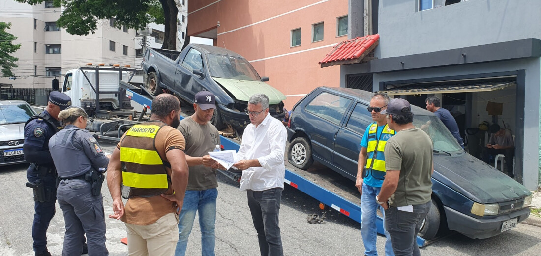 Operação integrada retira veículos abandonados e reforça segurança em Poá