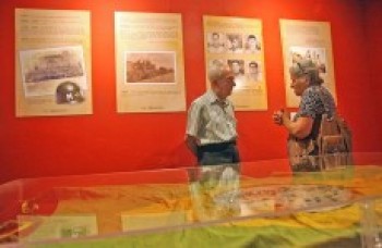 Sobrinha-neta de Otto Unger visita o Centro de Cultura e Memória Expedicionários Mogianos