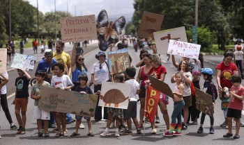 Protesto pede retirada de área ambiental do projeto de socorro ao BRB