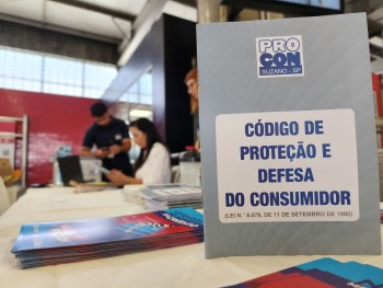 Procon municipal realiza ação de orientação ao consumidor na Estação Suzano