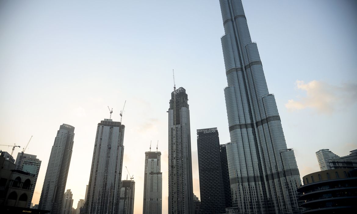 Emirados Árabes Unidos fecham temporariamente todo o seu espaço aéreo