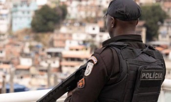 Ônibus é queimado em reação à operação policial no Morro dos Prazeres