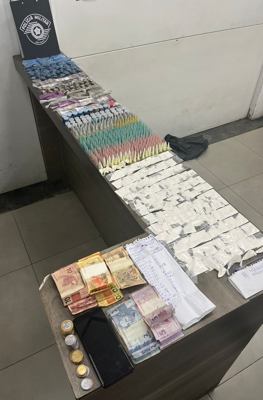 Polícia Militar prende dois homens por tráfico de drogas em Jundiapeba, em Mogi 