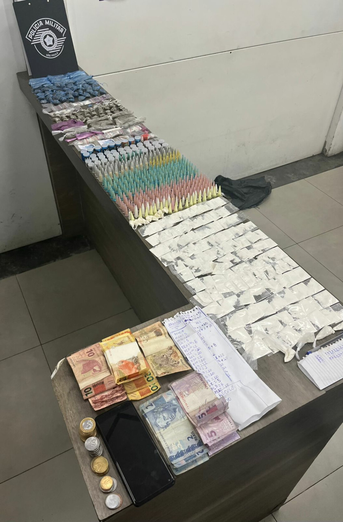 Polícia Militar prende dois homens por tráfico de drogas em Jundiapeba, em Mogi 