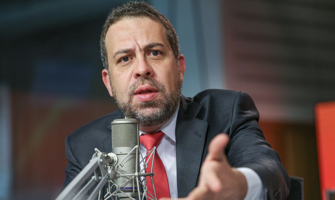 “Negociamos com os caminhoneiros”, diz Boulos sobre greve da categoria