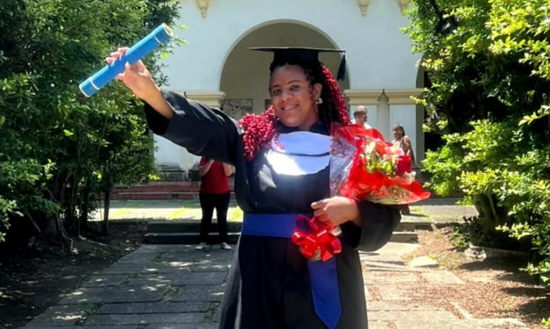 Mulher trans chega à universidade 25 anos após abandonar a escola