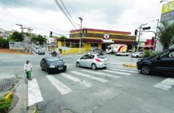 Cruzamento confuso e com risco de acidentes