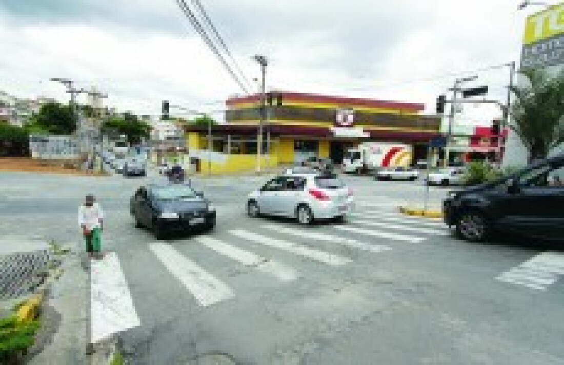 Cruzamento confuso e com risco de acidentes