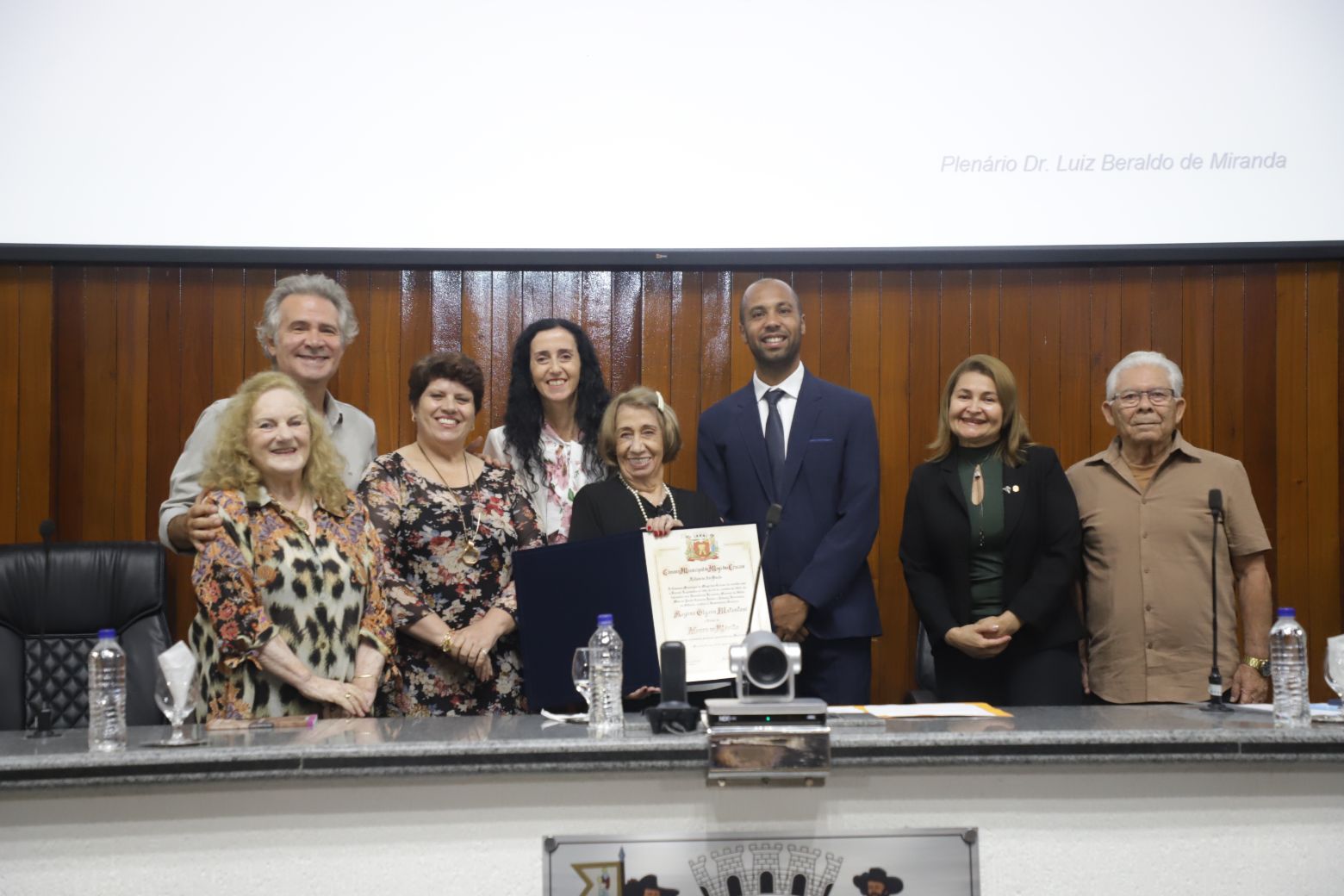 Câmara entrega título de “Honra ao Mérito” à educadora e escritora Regina Glycia