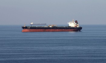 Navios "não hostis" podem transitar pelo Estreito de Ormuz, diz Irã