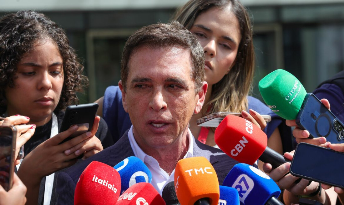 Bolsonaro recebe alta e chega em casa para cumprir prisão domiciliar