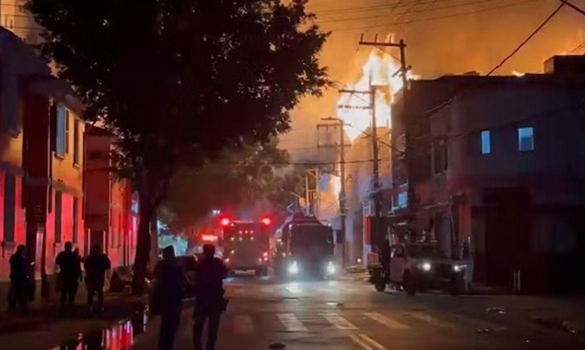 Incêndio de grandes proporções atinge fábrica no Brás, em São Paulo
