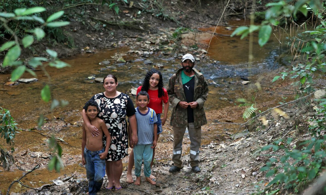 Crianças de comunidade quilombola andam na escuridão para ir à escola