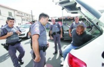 Dupla é detida com armas e 'enforca gatos'