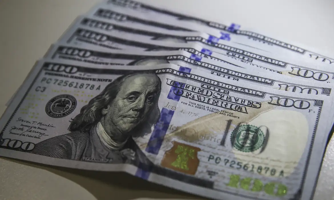 Dólar retoma nível pré-guerra e Bolsa sobe com possível acordo com Irã