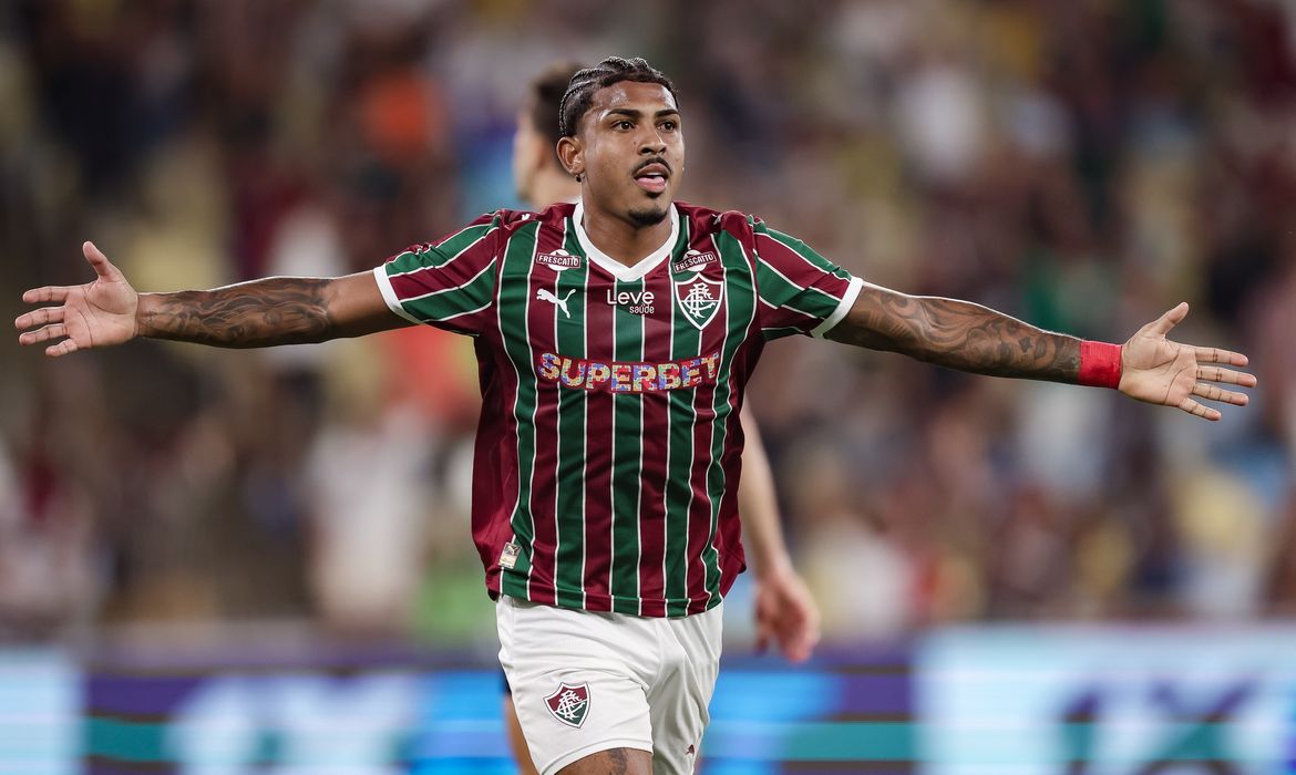 Flu bate Corinthians no Maracanã e assume vice-liderança do Brasileiro