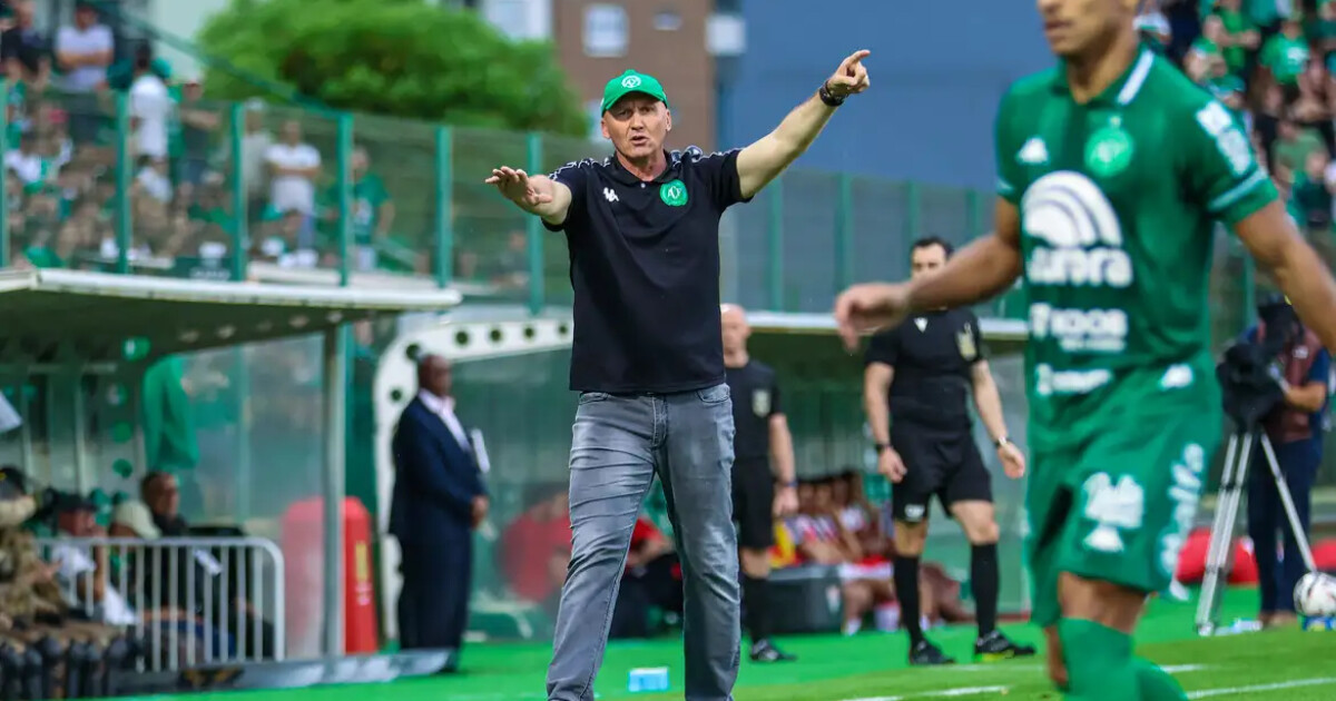 Chapecoense anuncia demissão do técnico Gilmar Dal Pozzo