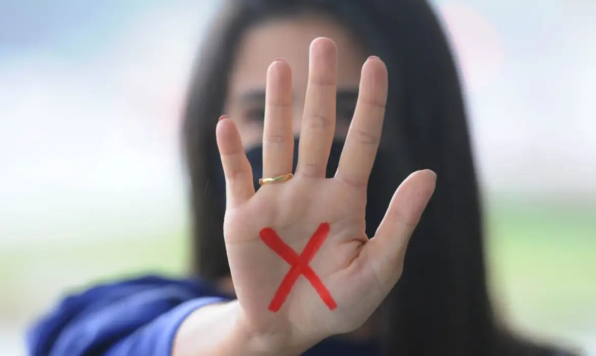 RJ: combate à violência contra mulher terá gesto de socorro com a mão