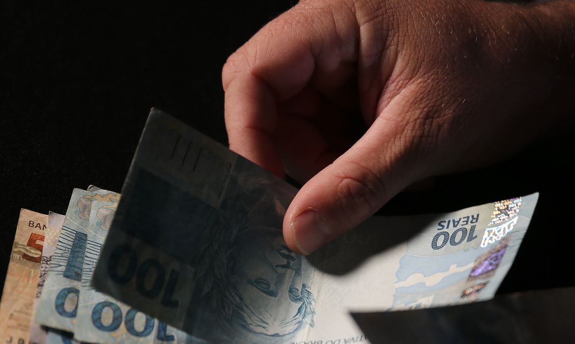 Governo avalia uso do FGTS para quitar dívidas, diz Durigan